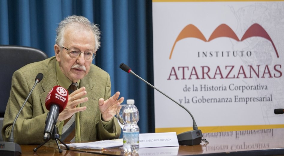 Juan Pablo Fusi, académico de la Real Academia de la historia durante su intervención en las jornadas impulsadas por Instituto Atarazanas