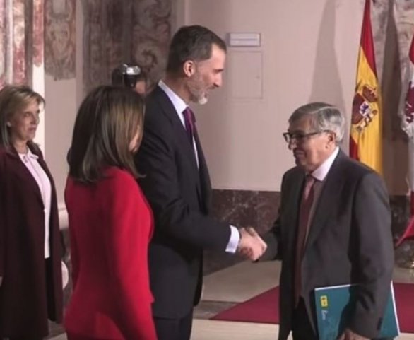 Carlos Martínez Shaw junto a Sus Majestades los Reyes durante el acto de conmemoración del V centenario de la expedición de la primera vuelta al mundo