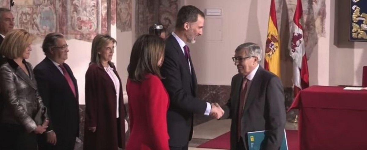 Carlos Martínez Shaw junto a Sus Majestades los Reyes durante el acto de conmemoración del V centenario de la expedición de la primera vuelta al mundo